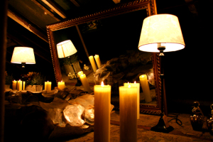 Dachboden mit Spiegel und Kerzen