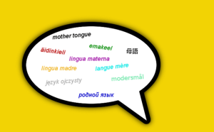 Sprechblase mit Übersetzungen zum Tag der Muttersprache
