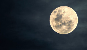 Der Mond am Nachthimmel