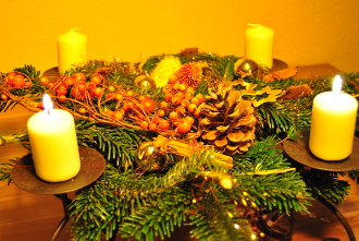 Geschmückter Adventskranz mit vier Kerzen