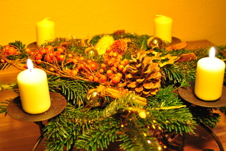 Geschmückter Adventskranz Geschmückter Adventskranz mit vier Kerzen