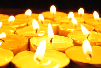 Brennende Kerzen als Symbol für Allerheiligen