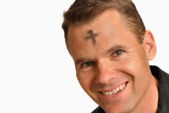 Aschekreuz als Symbol für Aschermittwoch in katholischen Gemeinden Katholik mit Aschekreuz auf der Stirn