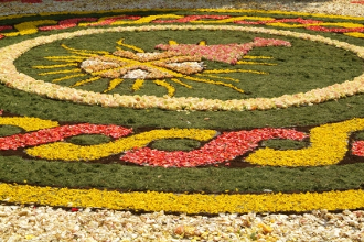 Mit Blumen geschmücktes Beet an Fronleichnam