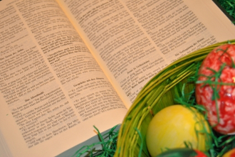 An Gründonnerstag wird dem letzten Abendmahl gedacht Bunte Ostereier neben aufgeschlagener Bibel