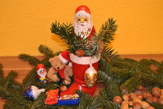 Gefüllter Nikolausstiefel mit Schokolade und Nüssen
