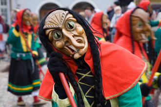 Maskierte Narren am Rosenmontag Kostümierte Menschen zum Rosenmontagsumzug