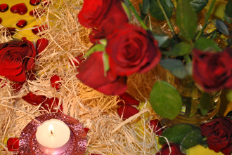 Rote Rosen zum Valentinstag Rosenstrauß mit Kerze
